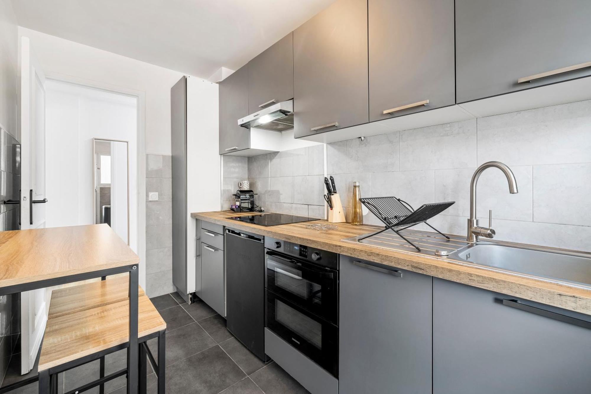 Renting - Philibert - Elegant Spacious Quiet Near The Port Free Parking Appartement